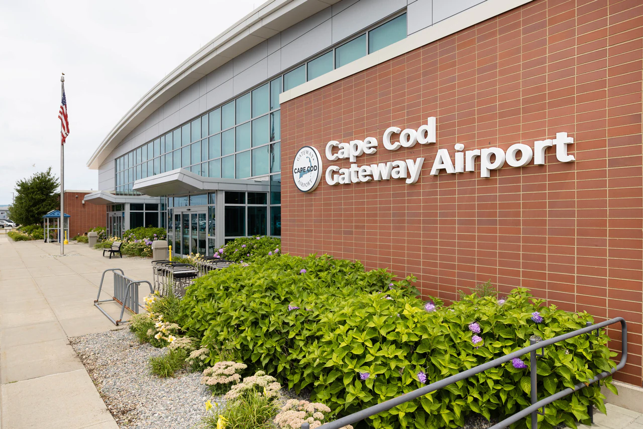 Cape Cod Gateway Airport (HYA) - TiLimousine chauffeur service